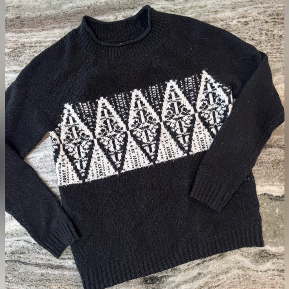 Black and White Patterned Roll Neck Crewneck Sweater
Women’s Size Medium